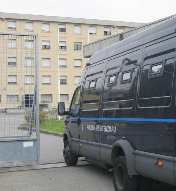 «Botte in cella: si processino 9 guardie» 