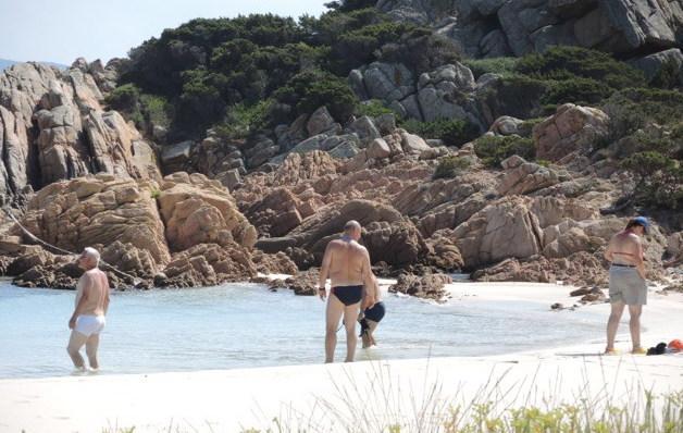La Maddalena: otto polacchi profanano la Spiaggia Rosa ma nessuno li multa 