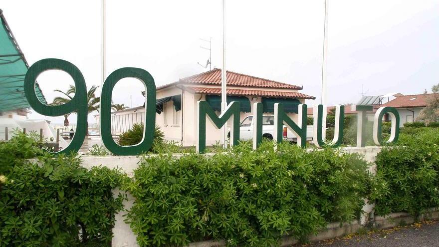I ladri festeggiano con birra e banane, poi portano via il televisore