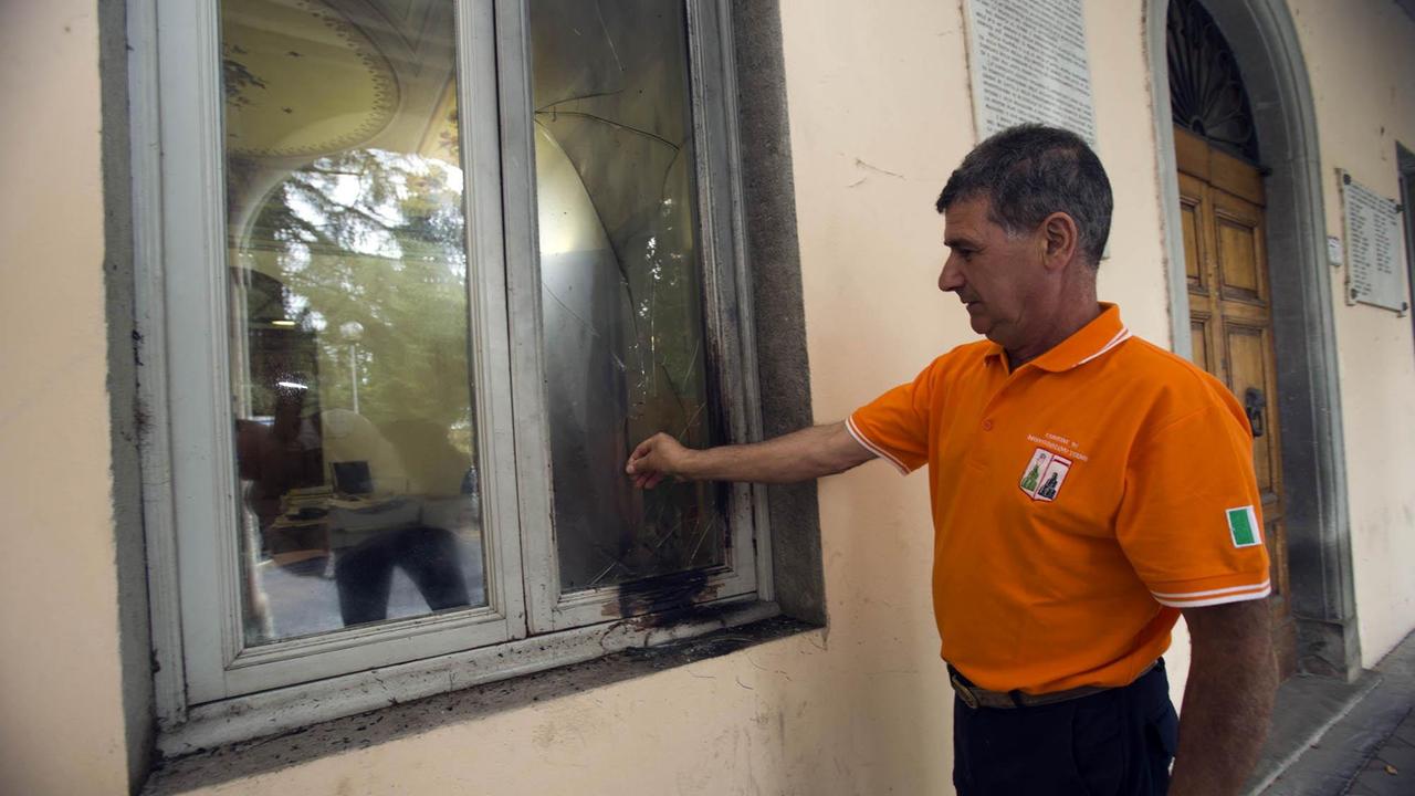 Monsummano, attentato in Comune: le bombole del gas comprate in un negozio sportivo