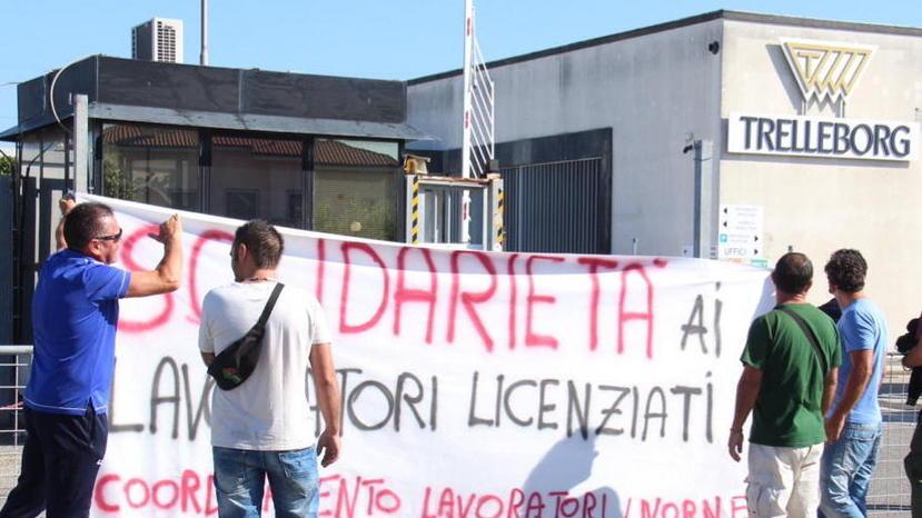Striscioni, grida e proteste fuori dai cancelli della Trelleborg