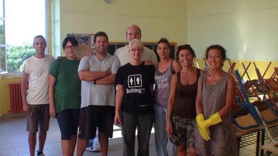 Vernici, rulli e pennelli: i genitori dipingono l'aula