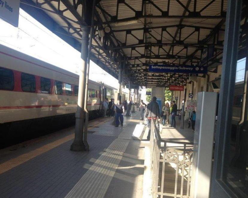 Il treno non si ferma alla stazione, poi fa retromarcia 