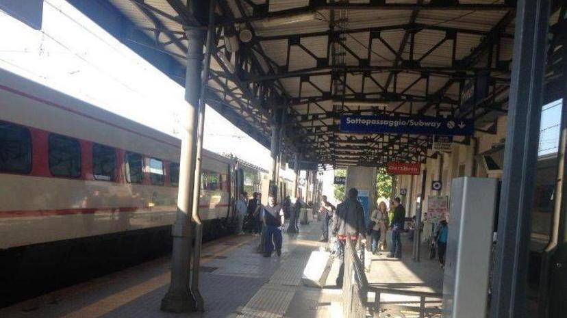 Il treno non si ferma alla stazione, poi fa retromarcia