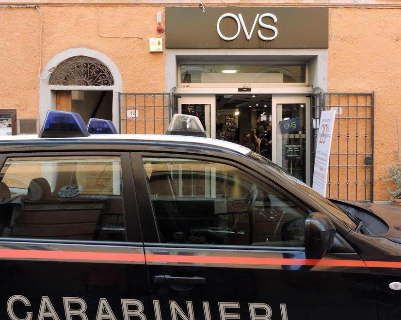 Indossa abiti nuovi e lascia i vecchi sugli scaffali: scoperto 