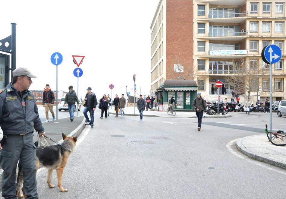 Sorpresi a spacciare davanti al Nautico 