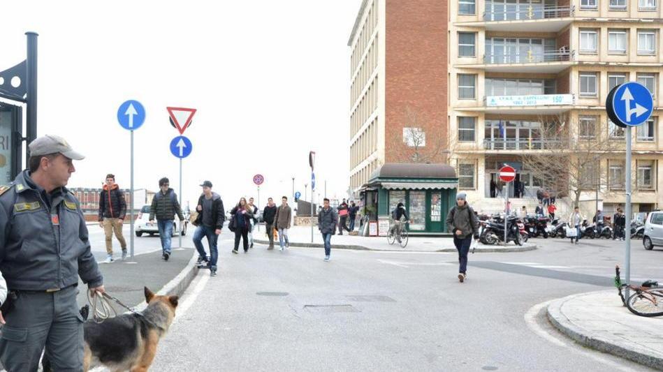 Sorpresi a spacciare davanti al Nautico