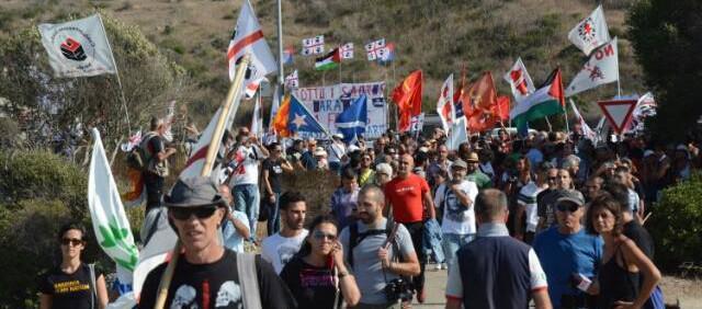 Migliaia davanti alla base di Capo Frasca: basta servitù militari 
