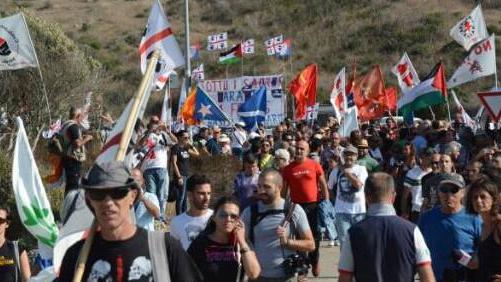 Migliaia davanti alla base di Capo Frasca: basta servitù militari 