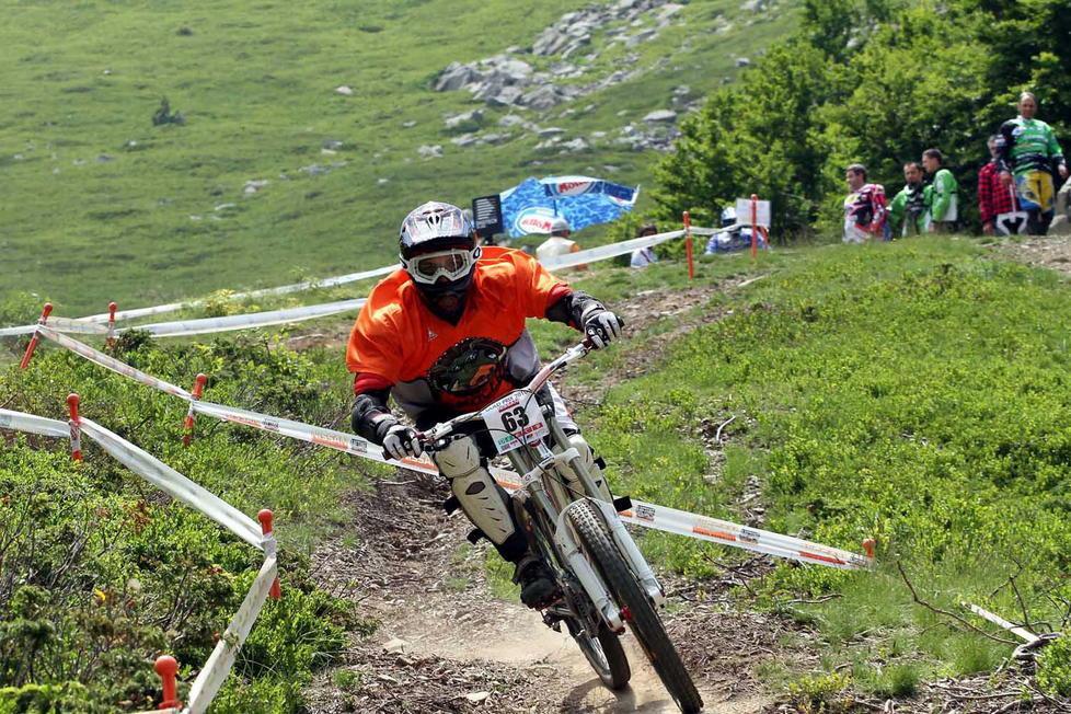 Con la bici contro un albero durante una discesa di downhill 