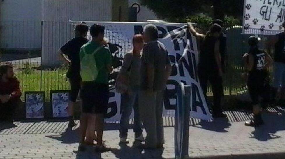 Presidio degli anarco-animalisti contro la vivisezione