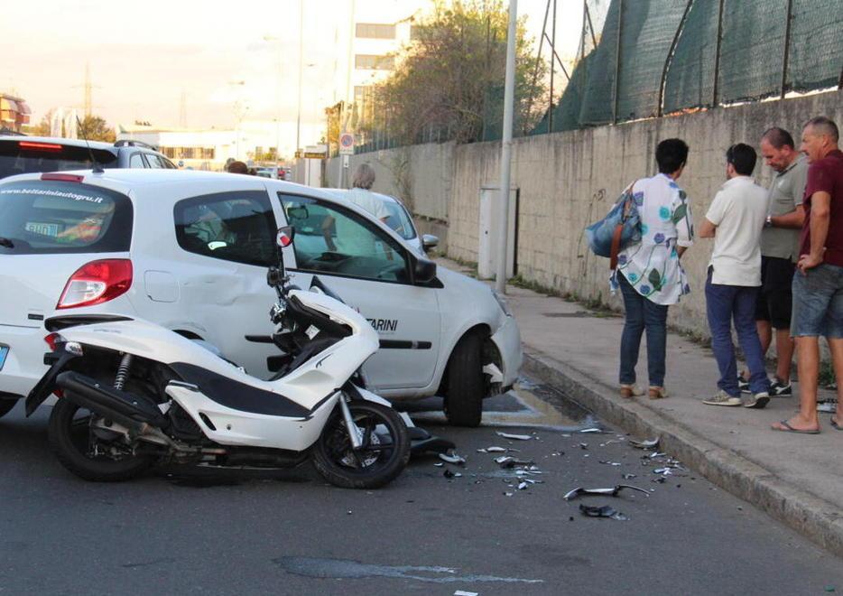Inversione a U e lo scooterista vola sull’auto 