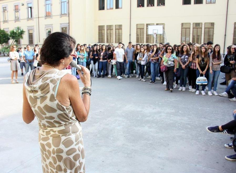 Mancano le aule, la lezione si fa in cortile 