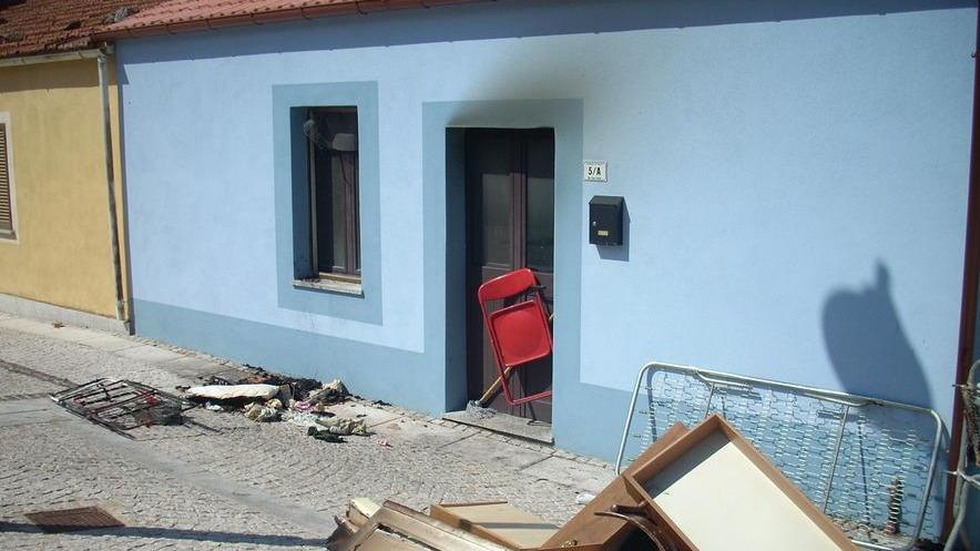 Monti, incendiata la casa di un operaio forestale
