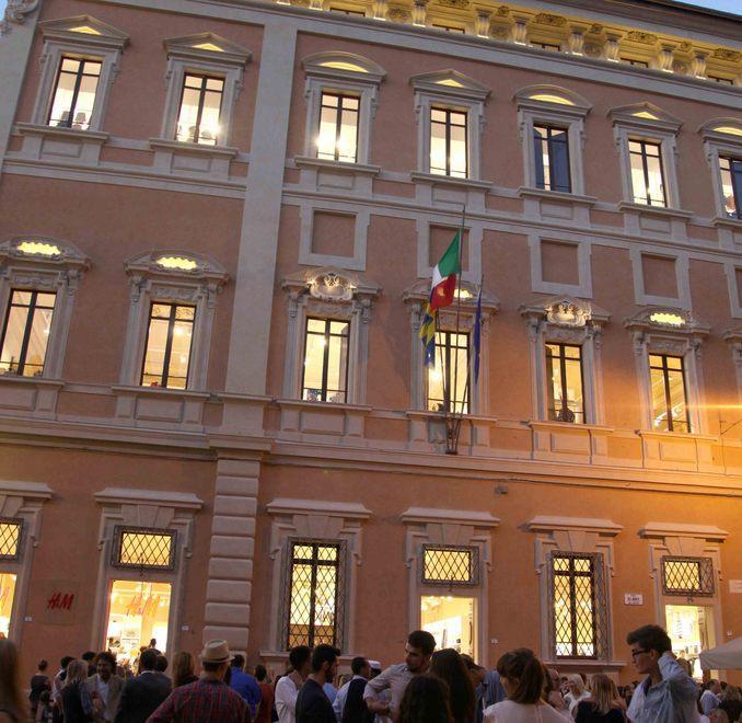 H&M, donna bloccata in ascensore 