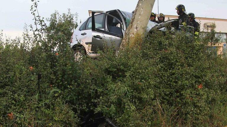 Auto contro albero, 31enne gravissima