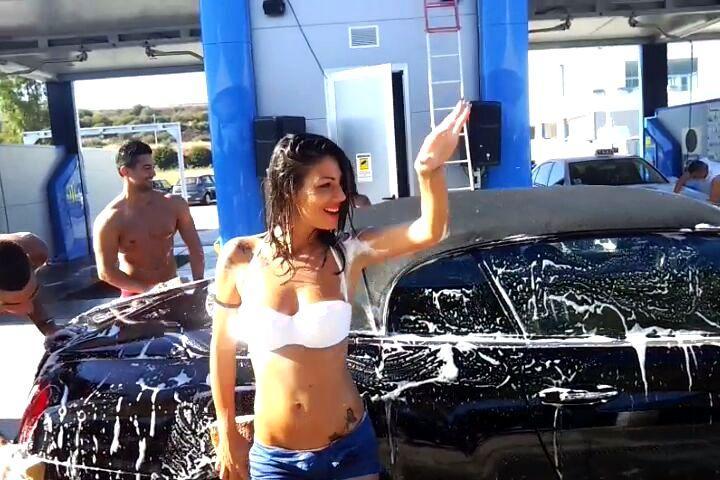 Torna il sexy car wash, lo show più fotografato dell’estate 