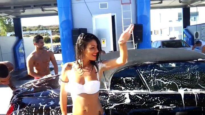 Torna il sexy car wash, lo show più fotografato dell’estate 
