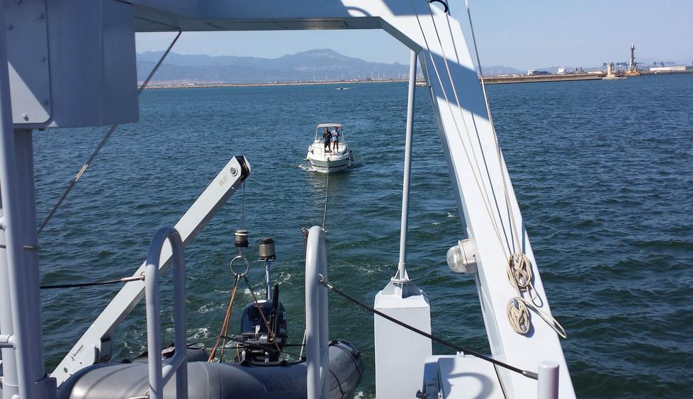 Motore in panne al largo, salvati dalla guardia costiera 