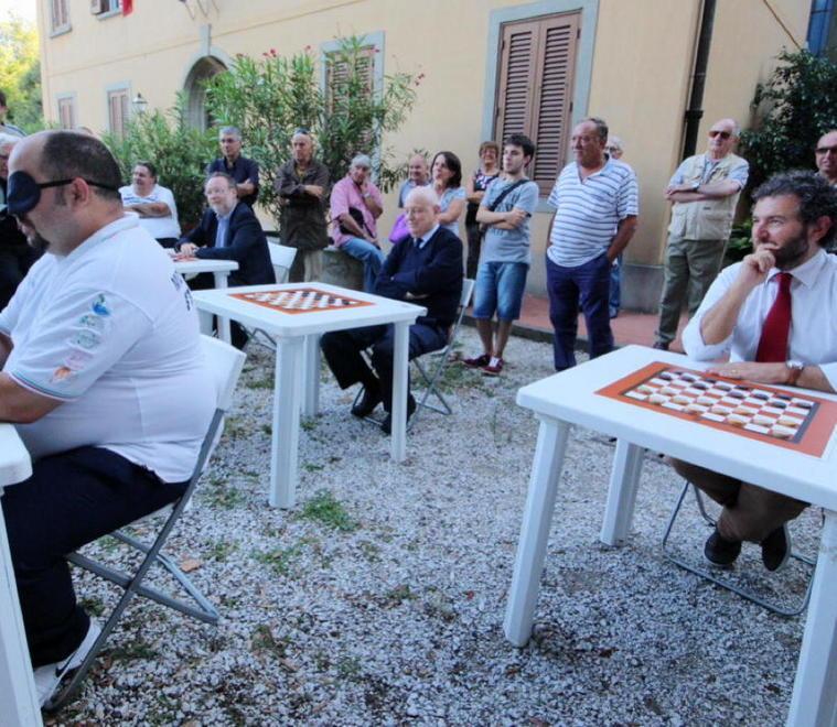 Show di Borghetti che gioca bendato. E Kutufà va a dama 
