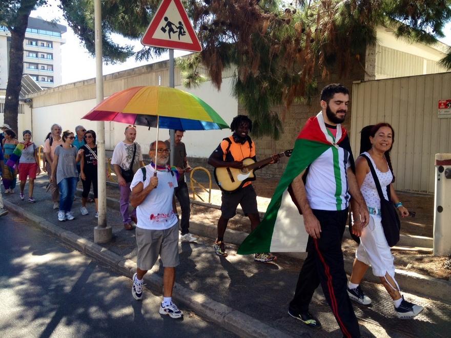 Peace Walking Man sbarca a Cagliari e suona per la pace 