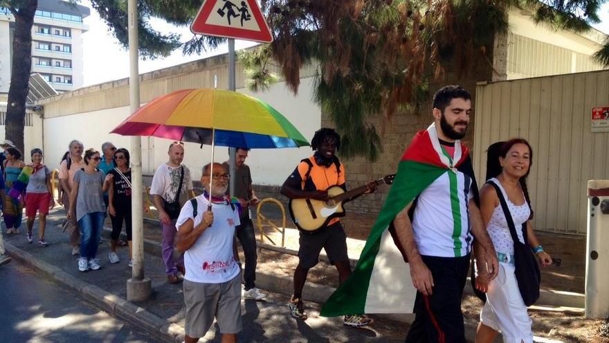 Peace Walking Man sbarca a Cagliari e suona per la pace 