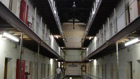 Litiga col compagno di cella e tenta il suicidio: salvato dagli agenti