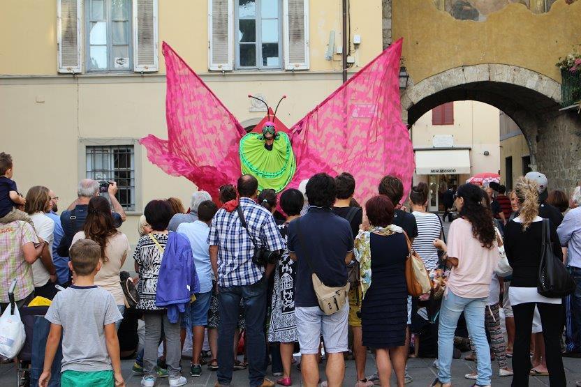 Camaiore stregata dagli artisti di strada 
