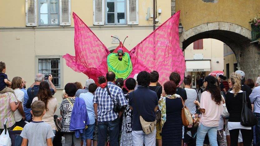 Camaiore stregata dagli artisti di strada