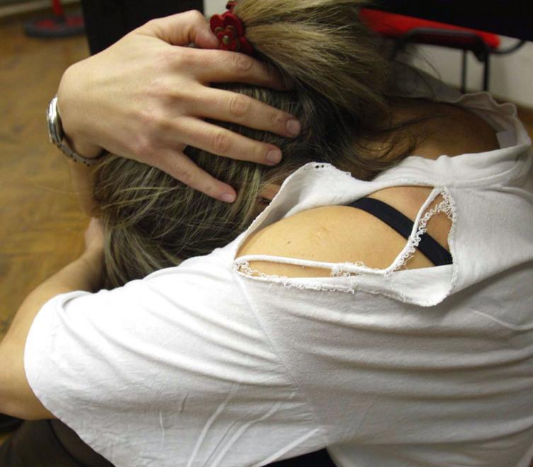 Picchiata e stuprata a 24 anni, poi l’abbandonano davanti alla Coop 