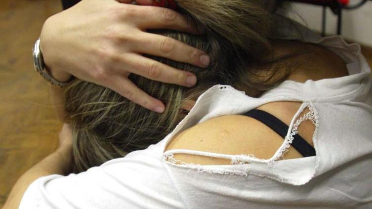 Picchiata e stuprata a 24 anni, poi l’abbandonano davanti alla Coop