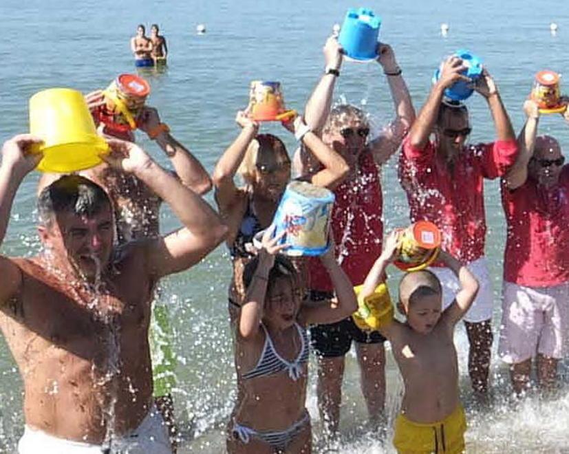 Una secchiata d’acqua di mare collettiva per sconfiggere la Sla 