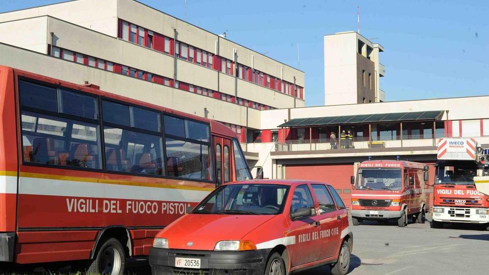 Buttano uno scooter nei fossi, lo recuperano i pompieri