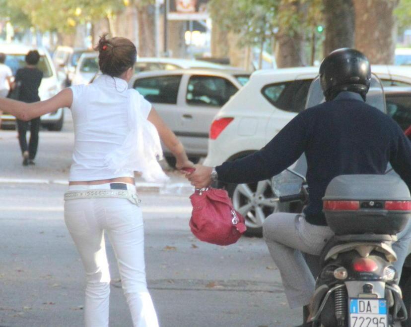Rapinano una ragazzina di 17 anni, il padre li fa arrestare 