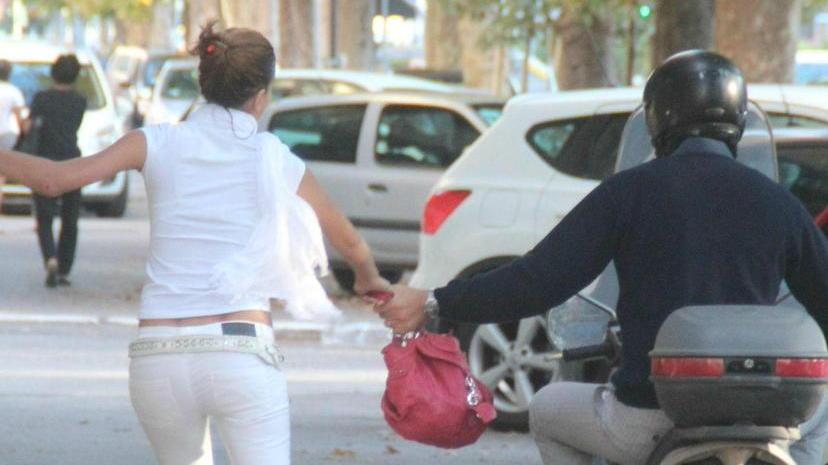 Rapinano una ragazzina di 17 anni, il padre li fa arrestare