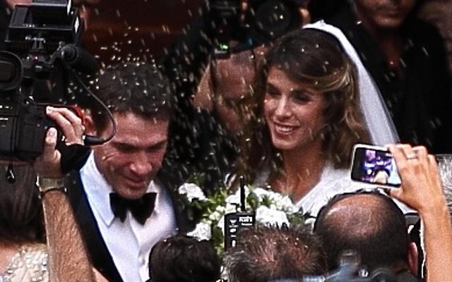 Elisabetta Canalis sposa il suo Brian Perri con un’ora di ritardo 
