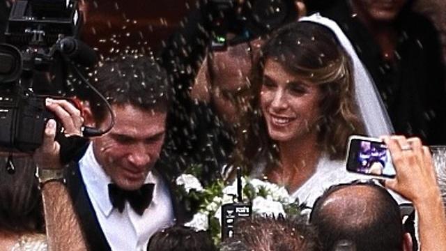 Elisabetta Canalis sposa il suo Brian Perri con un’ora di ritardo 