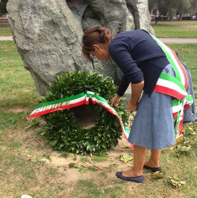 Nuovamente vandalizzata la corona d’alloro nel parco ex Ippodromo a Prato