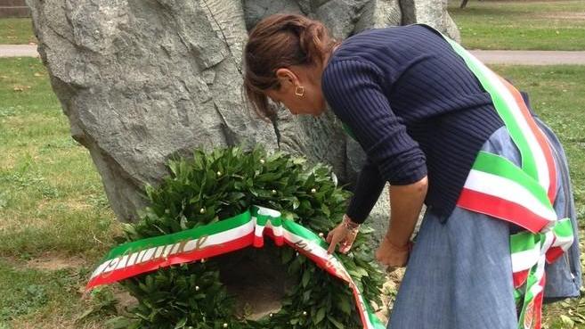 Nuovamente vandalizzata la corona d’alloro nel parco ex Ippodromo a Prato