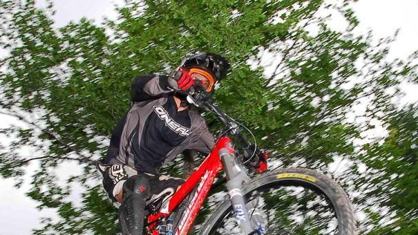 Con la bici contro un albero mentre pratica downhill