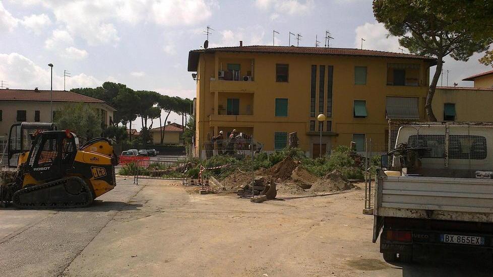 Le auto ignorano i divieti e sfrecciano nel cantiere