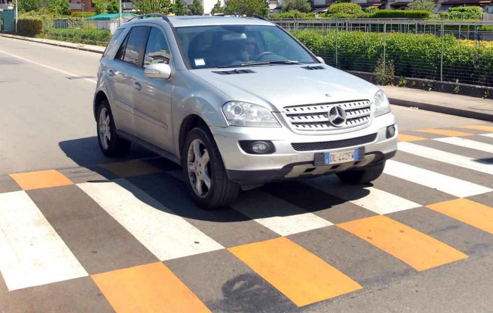 Strisce pedonali rialzate anti-velocità 