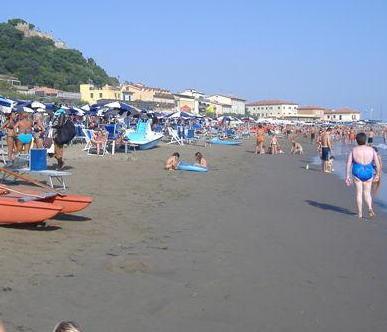Muore mentre fa il bagno sotto gli occhi della moglie 
