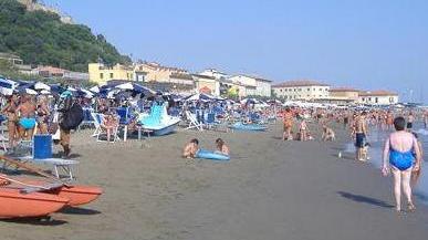Muore mentre fa il bagno sotto gli occhi della moglie
