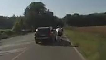 Minaccia d’investire due bambini in bici