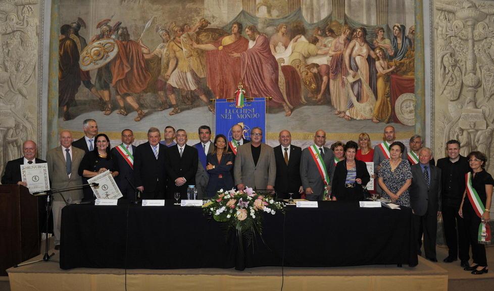 Premiazioni e lacrime per i Lucchesi nel mondo 