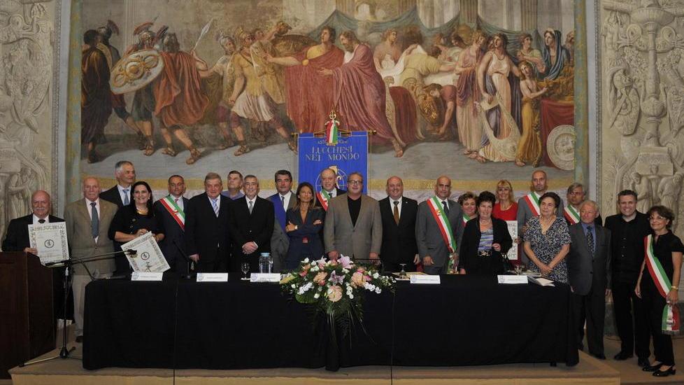 Premiazioni e lacrime per i Lucchesi nel mondo