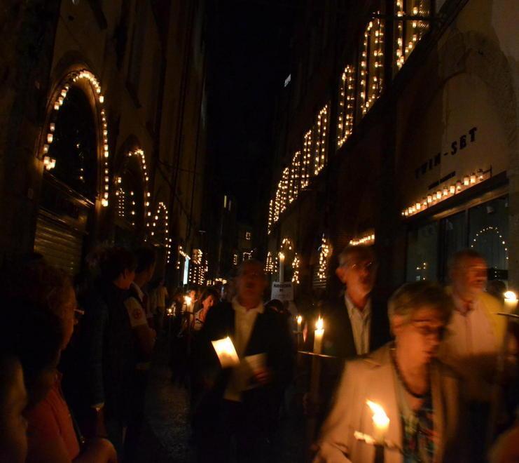 In migliaia alla processione E nelle vie tornano i lumini 