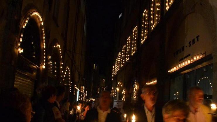 In migliaia alla processione E nelle vie tornano i lumini