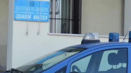 Testata alla macchina della ex